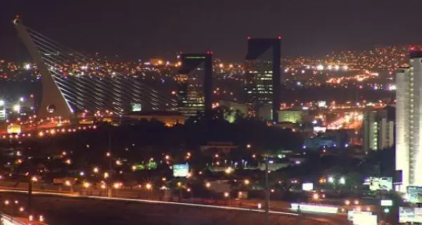 Vista panor�mica de Monterrey con el Cerro de la Silla al atardecer
