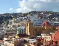 Guanajuato al atardecer desde el mirador del P�pila: callejones, tejados rojizos y encanto colonial.