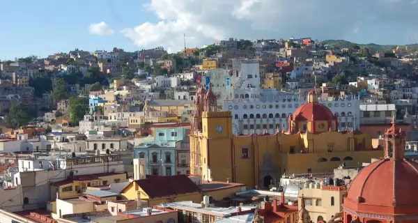 Guanajuato al atardecer desde el mirador del P�pila: callejones, tejados rojizos y encanto colonial.