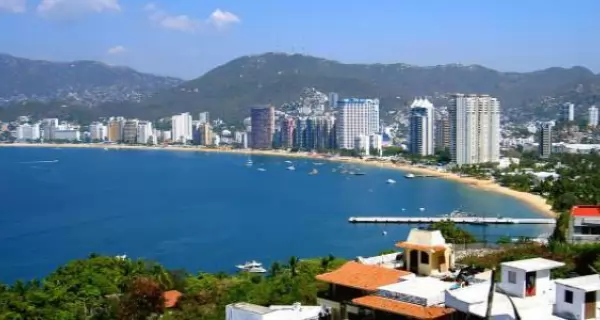 La bah�a de Acapulco desde uno de sus mejores miradores, la Capilla de la Paz.
