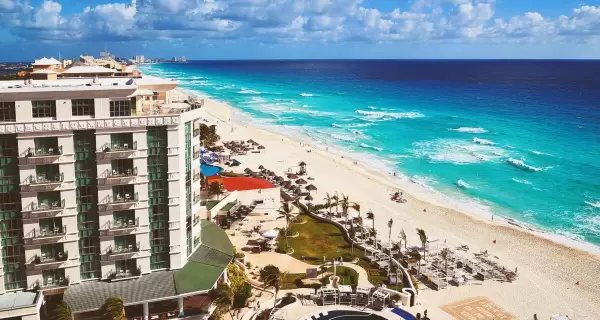 La cl�sica postal de Canc�n: Zona Hotelera y mar Caribe desde el aire.
