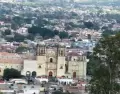 Centro hist�rico de Oaxaca con edificaciones coloniales y cielo dorado al atardecer