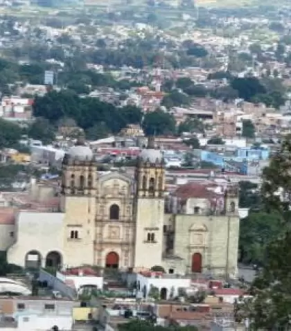 Centro hist�rico de Oaxaca con edificaciones coloniales y cielo dorado al atardecer