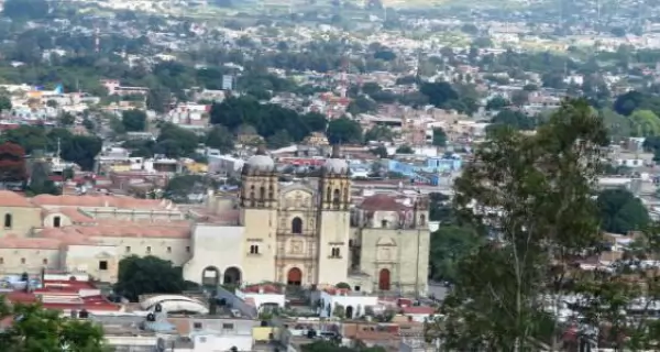 Centro hist�rico de Oaxaca con edificaciones coloniales y cielo dorado al atardecer