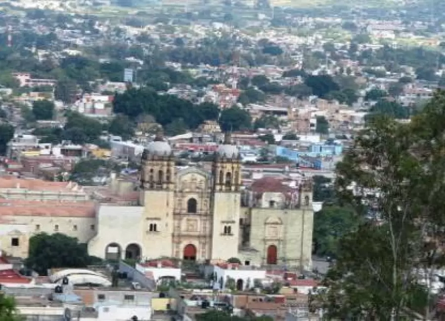 Centro hist�rico de Oaxaca con edificaciones coloniales y cielo dorado al atardecer