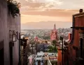 La Parroquia de San Miguel Arc�ngel domina el skyline colonial al atardecer; su cantera rosa y estilo neog�tico son s�mbolo del encanto barrroco de la
