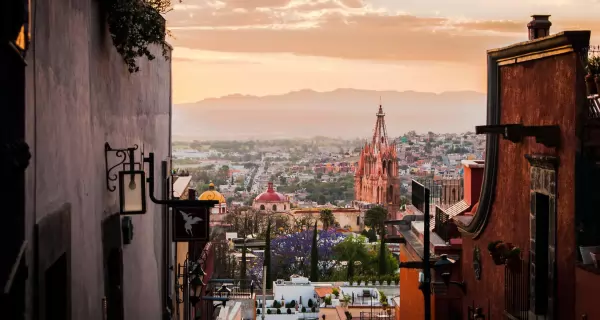 La Parroquia de San Miguel Arc�ngel domina el skyline colonial al atardecer; su cantera rosa y estilo neog�tico son s�mbolo del encanto barrroco de la