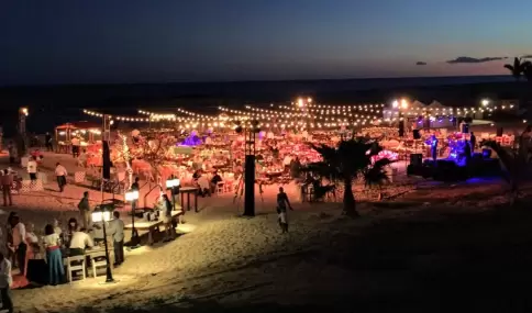 Restaurante al aire libre con vista al mar en Los Cabos