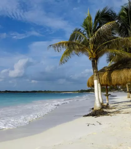 the-beach-at-playa-del-carmen-near-cancun-on-the-yucatan-peninsula-in-mexico_t20_lR8zOg