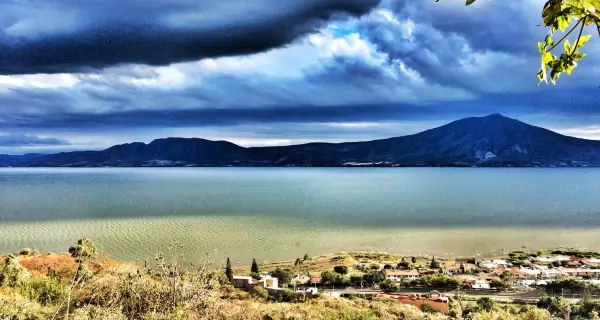 chapala-lake_t20_pl0ZAO