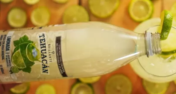 Bebidas refrescantes con agua mineral Tehuac�n Brillante, ideales para disfrutar en primavera.