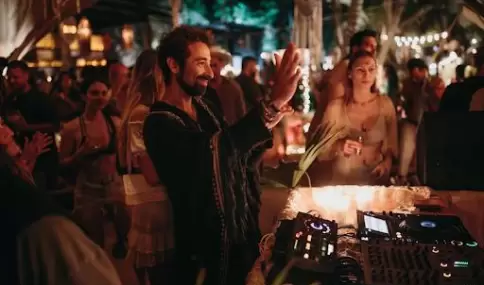 Los beach clubs de Tulum brillan tanto de d�a como de noche; aqu� uno de los momentos m�gicos al atardecer frente al mar.