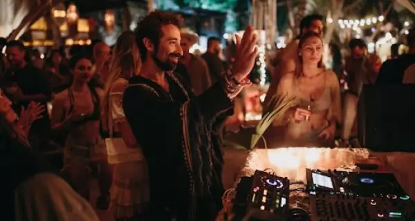 Los beach clubs de Tulum brillan tanto de d�a como de noche; aqu� uno de los momentos m�gicos al atardecer frente al mar.