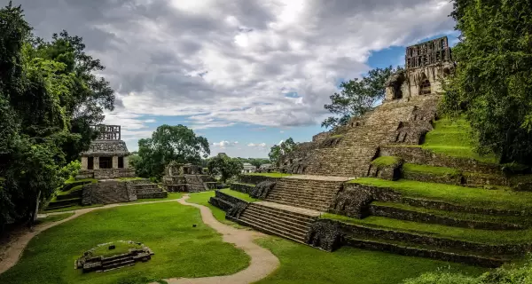 Las Ruinas de Palenque combinan historia maya, selva y arquitectura ancestral en uno de los paisajes m�s impactantes de M�xico.