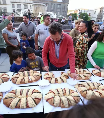 Familias disfrutando de la Rosca de Reyes en Ciudad de M�xico