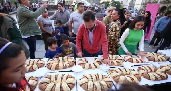 Familias disfrutando de la Rosca de Reyes en Ciudad de M�xico