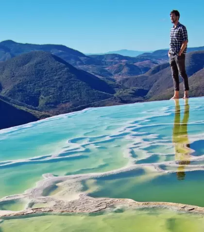 Familias disfrutando de las vistas en Hierve el Agua, Oaxaca