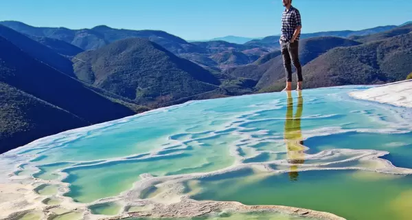 Familias disfrutando de las vistas en Hierve el Agua, Oaxaca