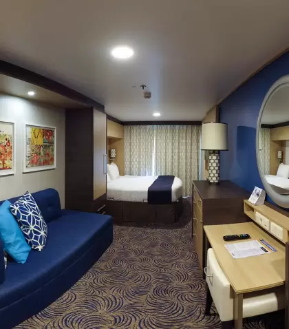 Camarote privado con ventana en un crucero: comodidad, vista al mar y relax desde tu propia habitaci�n.