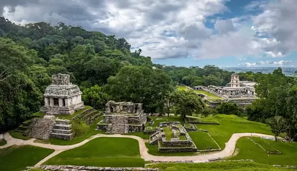 Palacio de Palenque envuelto por la selva chiapaneca, s�mbolo de la majestuosidad maya.