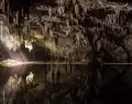 Cavernas poco iluminadas con estalactitas y piscinas naturales para explorar, nadar y practicar esn�rquel.