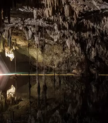 Cavernas poco iluminadas con estalactitas y piscinas naturales para explorar, nadar y practicar esn�rquel.