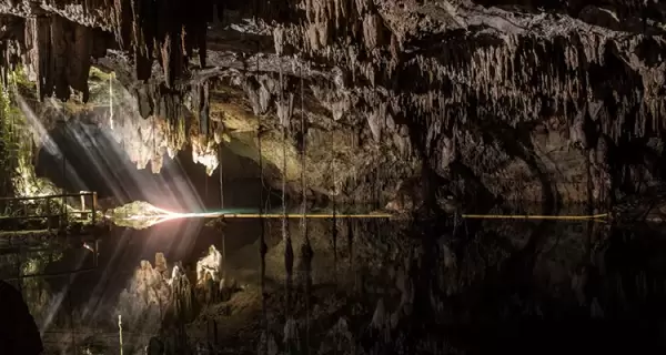 Cavernas poco iluminadas con estalactitas y piscinas naturales para explorar, nadar y practicar esn�rquel.