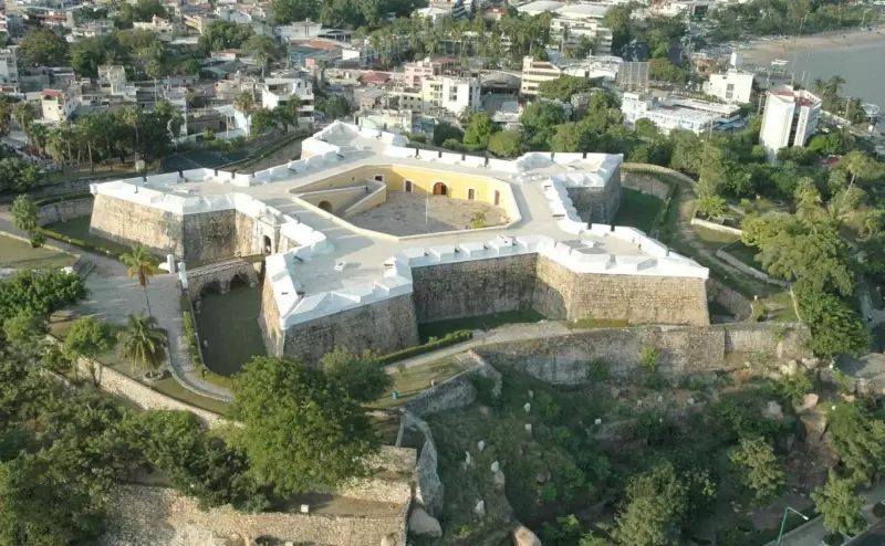 Fuerte de San Diego, emblema histórico de Acapulco y testigo del pasado virreinal, hoy convertido en museo con vista a la bahía.