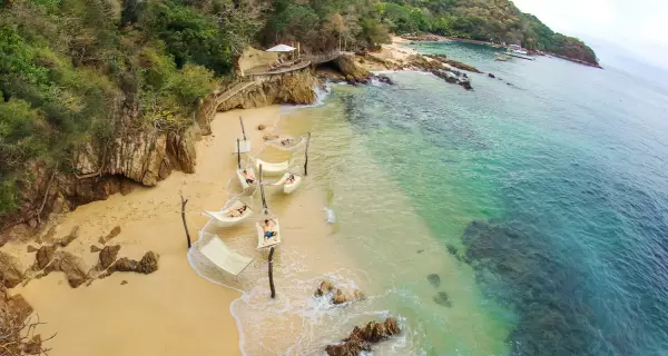 Este peque�o para�so al sur de Puerto Vallarta est� compuesto por un conjunto de 4 peque�as playas enclavadas entre salientes rocosas y la exuberante