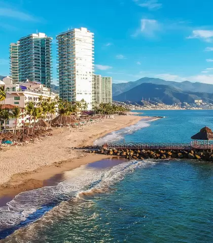 Las playas de Puerto Vallarta ofrecen una mezcla de ciudad, naturaleza y costa en un solo destino.