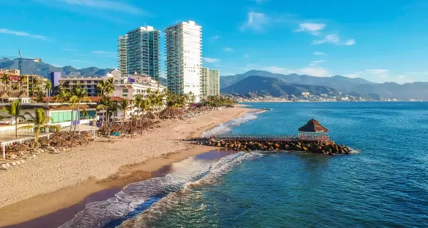 Las playas de Puerto Vallarta ofrecen una mezcla de ciudad, naturaleza y costa en un solo destino.