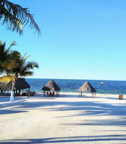 Playa Bonita, en Puerto Pe�asco, Sonora: arenas suaves y mar cambiante que invitan a estirar la estad�a.