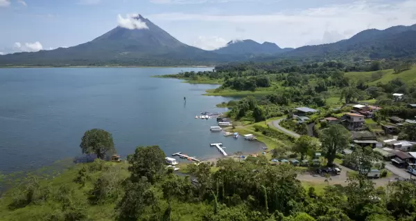El Volc�n Arenal domina el paisaje de La Fortuna, entre selva y termas naturales.