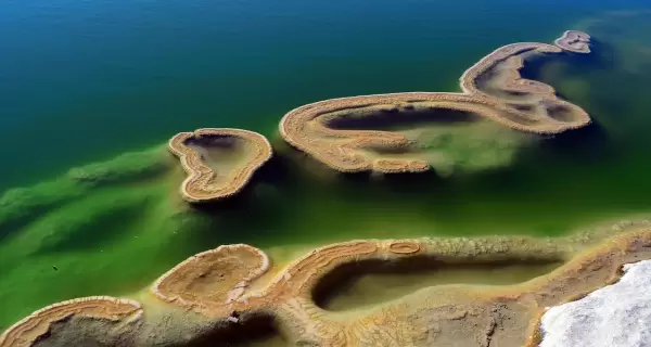 Hierve el Agua sorprende por su paisaje �nico y vistas abiertas del valle.