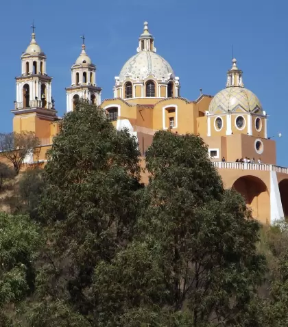 La Pir�mide de Cholula sostiene en su cima el Santuario de Nuestra Se�ora de los Remedios.