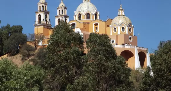 La Pir�mide de Cholula sostiene en su cima el Santuario de Nuestra Se�ora de los Remedios.