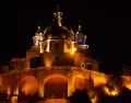 La Pir�mide de Cholula domina el paisaje urbano con el santuario colonial en su cima.