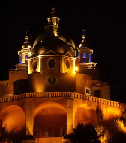 La Pir�mide de Cholula domina el paisaje urbano con el santuario colonial en su cima.