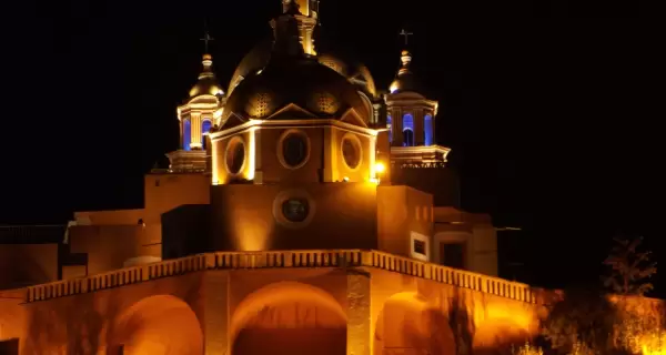 La Pir�mide de Cholula domina el paisaje urbano con el santuario colonial en su cima.
