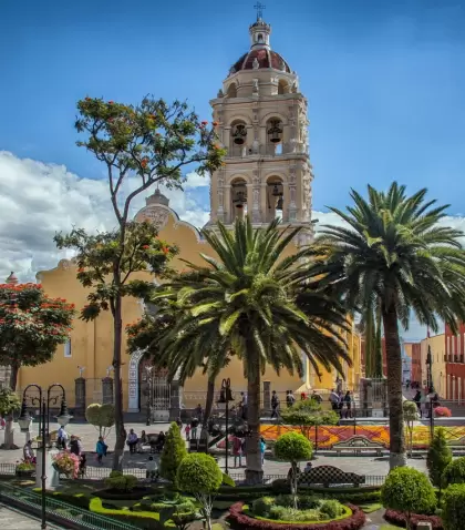 Atlixco destaca por su clima templado, flores y paseos al aire libre.
