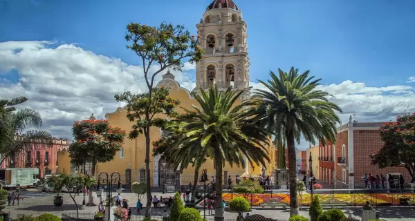 Atlixco destaca por su clima templado, flores y paseos al aire libre.