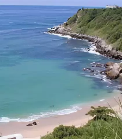 Carrizalillo ofrece una bah�a protegida ideal para nadar y descansar.