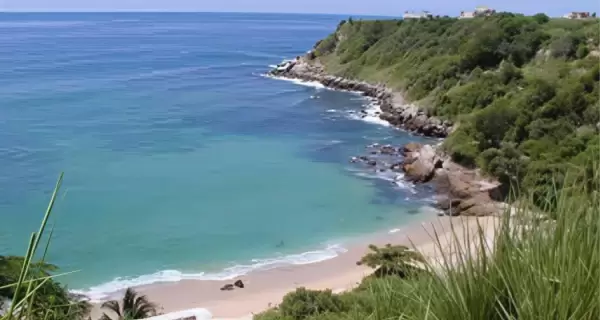 Carrizalillo ofrece una bah�a protegida ideal para nadar y descansar.