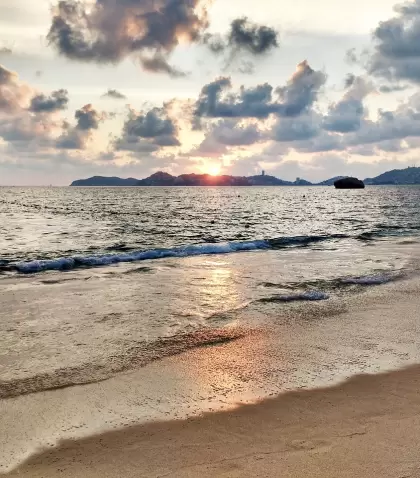 Mermejita es una playa amplia y tranquila, ideal para desconectarse del ruido.