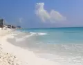 En Canc�n, las playas p�blicas ofrecen una alternativa m�s tranquila para disfrutar del Caribe mexicano sin depender de tours costosos.