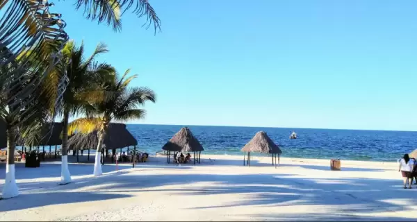 Playa Bonita ofrece amplitud y un ambiente m�s tranquilo frente al Mar de Cort�s