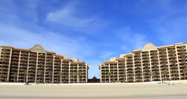 Puerto Pe�asco se ubica frente al Mar de Cort�s, rodeado de paisaje des�rtico.