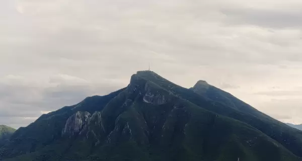 Monterrey combina ciudad moderna con un entorno natural imponente.
