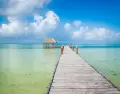 Holbox ofrece paisajes planos y aguas poco profundas ideales para desconectar