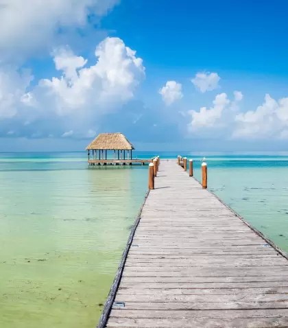 Holbox ofrece paisajes planos y aguas poco profundas ideales para desconectar